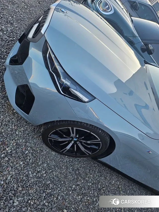 BMW 5 Series (G60) 2025 Небесно-голубой из Кореи