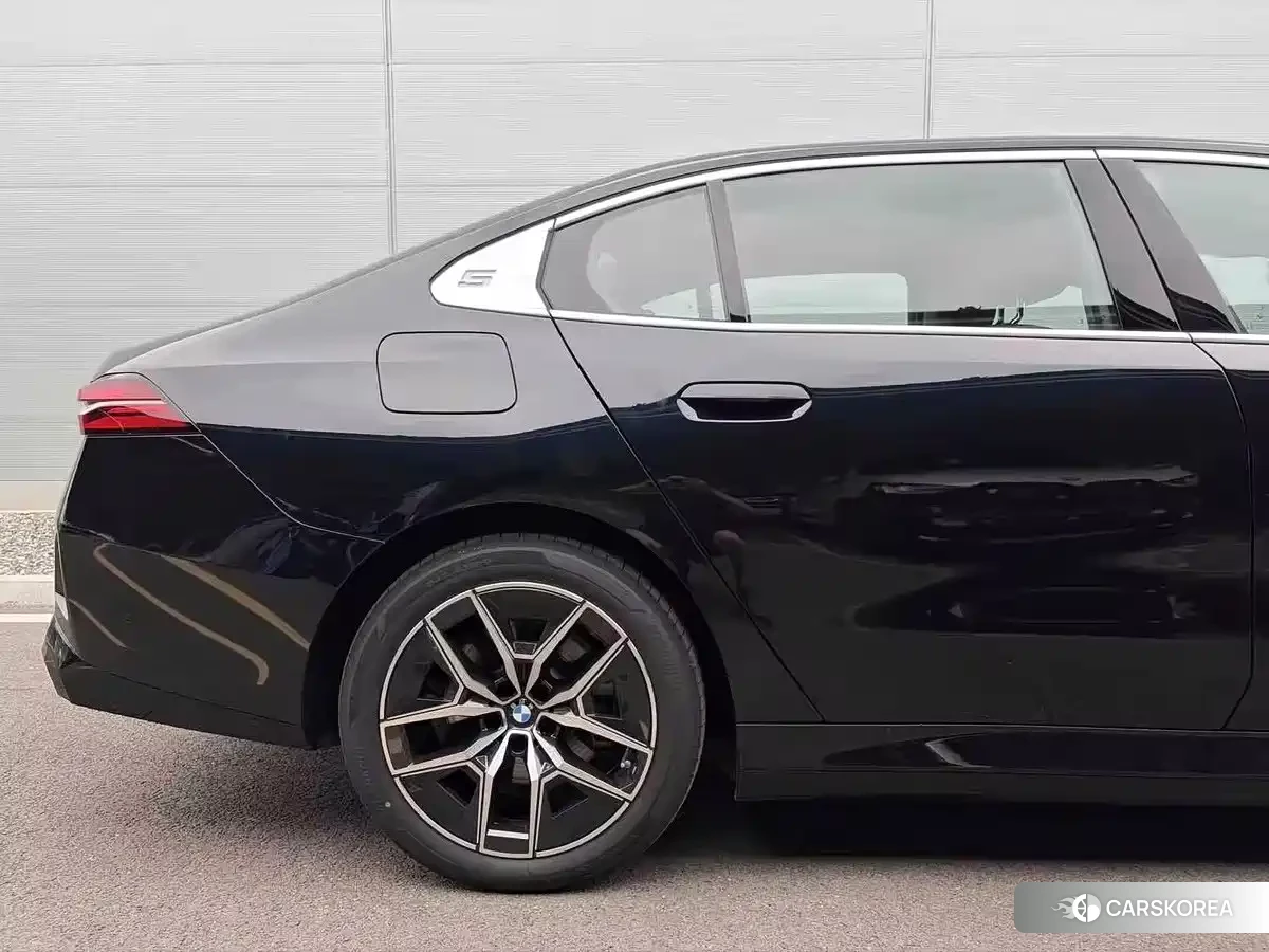 BMW i5 2025 Черный из Китая