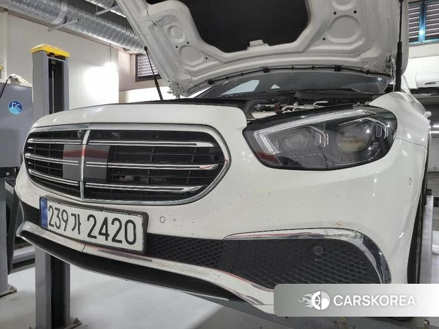 Mercedes-Benz E-Class W213 2023 Белый из Кореи