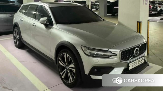 Volvo V60 Cross-Country 2nd Generation 2021 Серебряный из Кореи