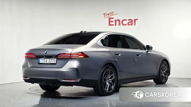 BMW 5 Series (G60) 2026 Песочный из Кореи