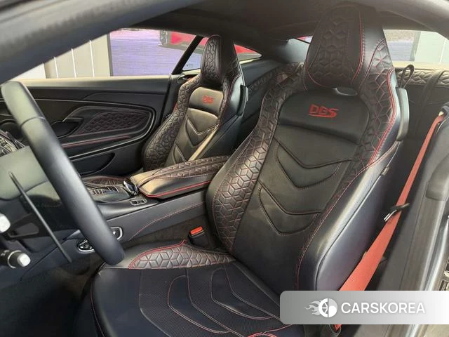 Aston Martin DBS 2020 Темно-серый из Китая
