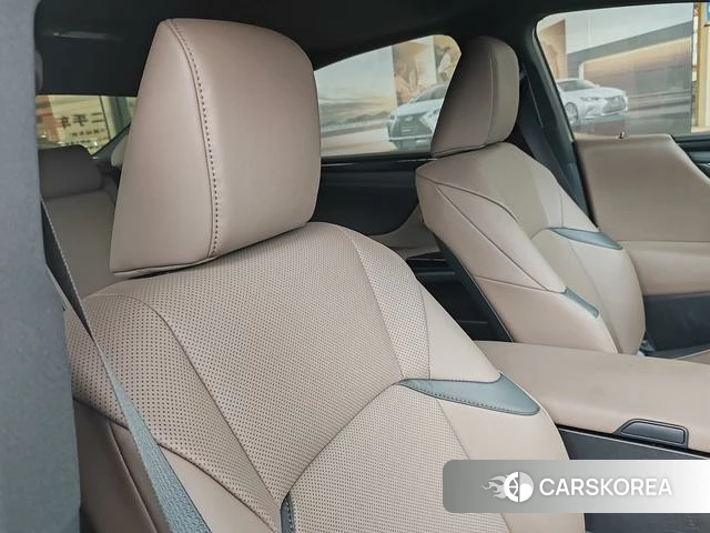 Lexus ES 2022 Серебристо-серый из Китая