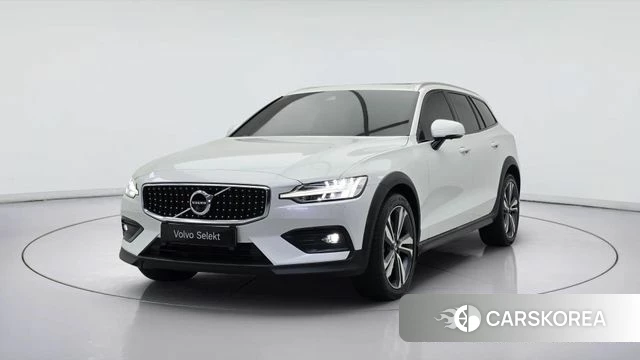 Volvo V60 Cross-Country 2nd Generation 2021 Белый из Кореи