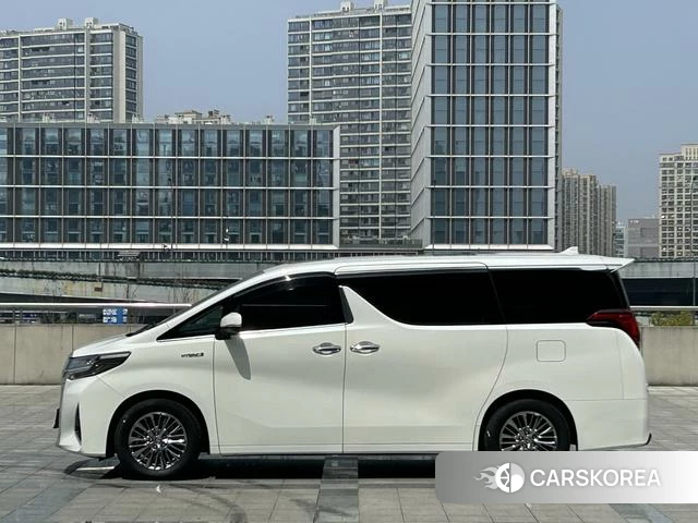 Toyota Elfa 2022 Белый из Китая