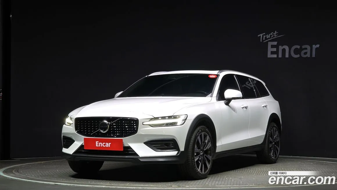 Volvo V60 Cross-Country 2nd Generation 2024 Белый из Кореи