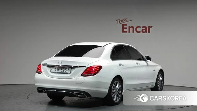 Mercedes-Benz C-Class W205 2018 Белый из Кореи