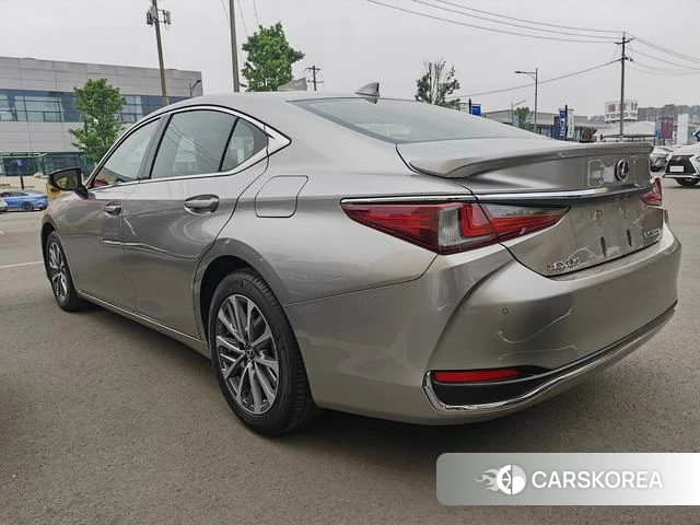 Lexus ES 2023 Серебристо-серый из Китая