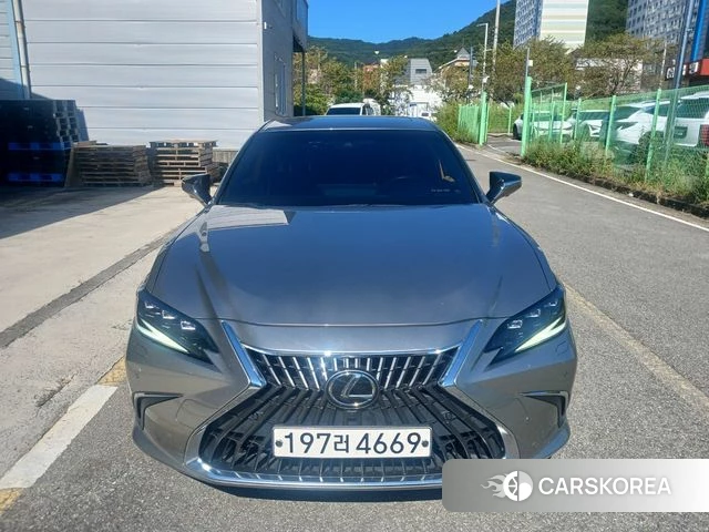 Lexus ES300h 7th generation 2023 Серебристо-серый из Кореи