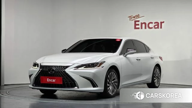 Lexus ES300h 7th generation 2023 Белый из Кореи