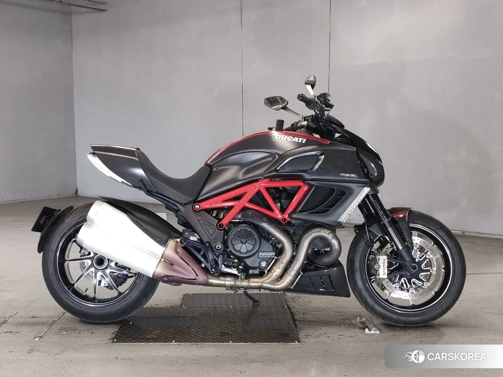 Проданный Ducati DIAVEL CARBON 2012 из Японии