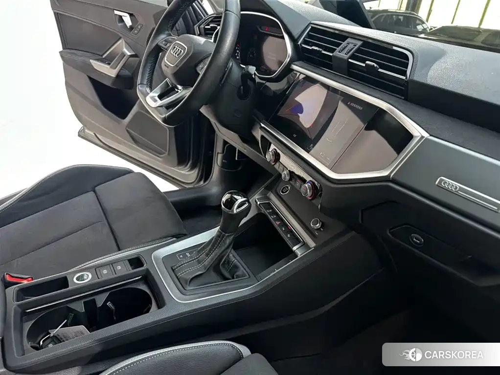 Audi Q3 2022 Silver/gray из Китая