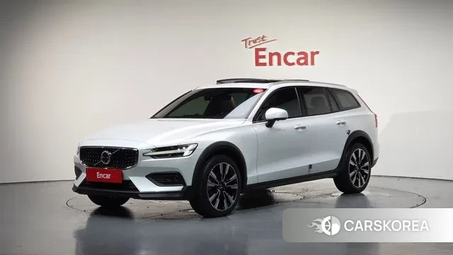 Volvo V60 Cross-Country 2nd Generation 2023 Белый из Кореи