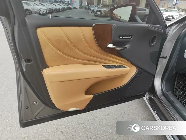Lexus LS 2022 Серебристо-серый из Китая