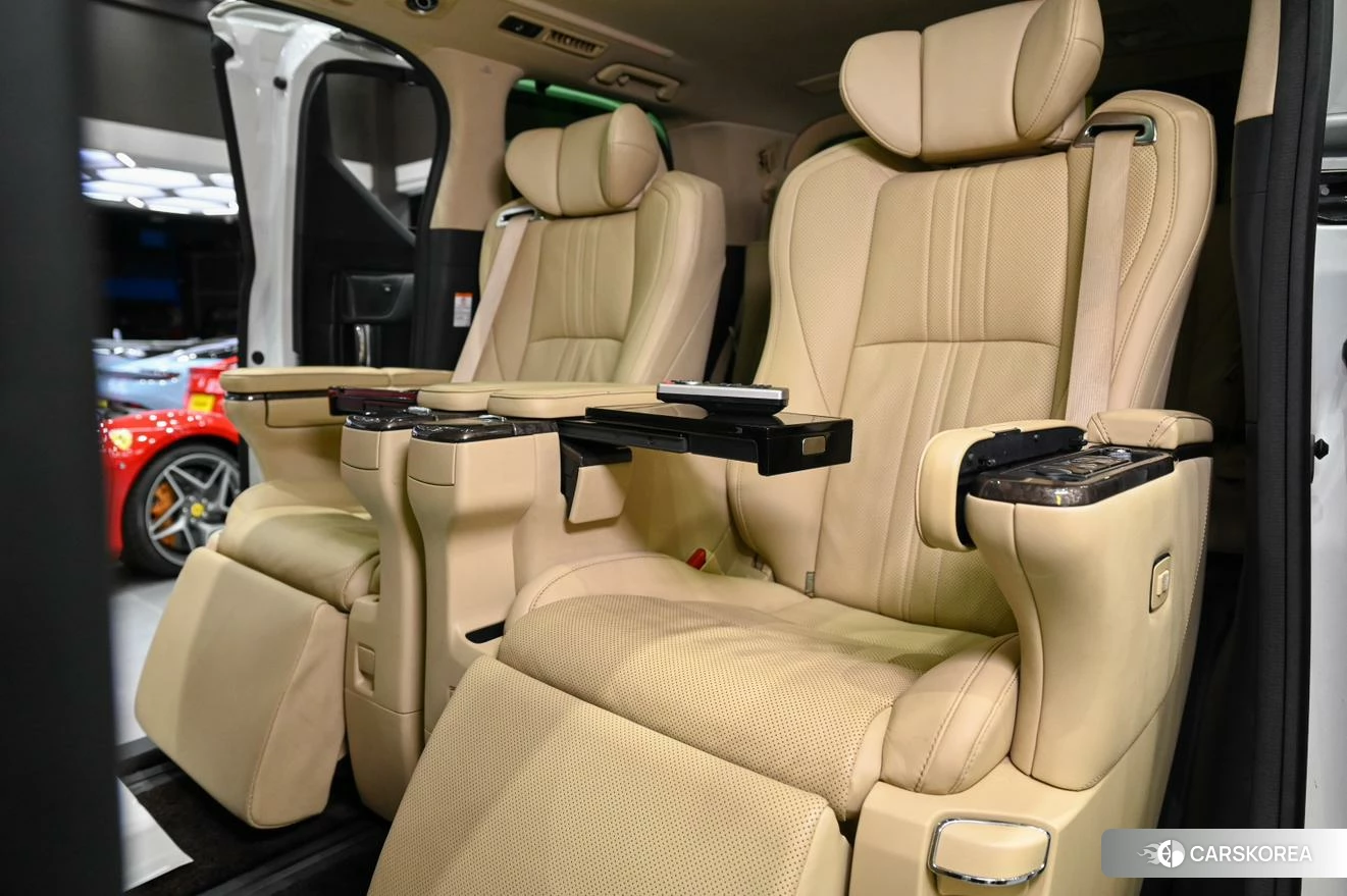 Toyota Elfa 2021 Белый из Китая