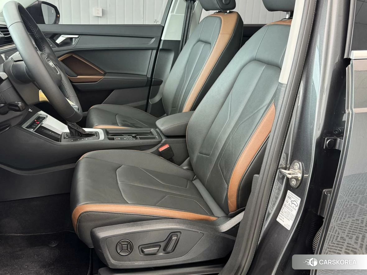 Audi Q3 2020 Темно-серый из Китая