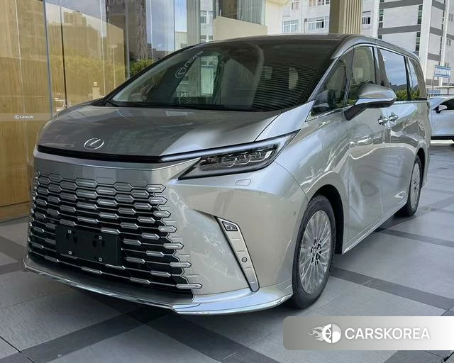 Lexus LM 2024 Серебристо-серый из Китая