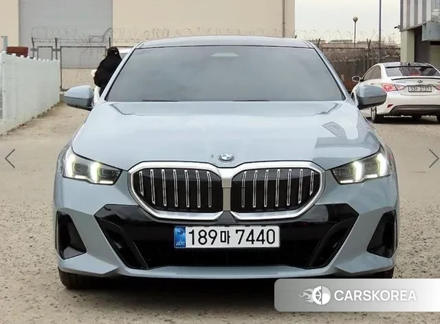 BMW 5 Series (G60) 2025 Серебристо-серый из Кореи