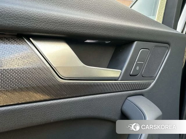 Audi Q5L 2021 Черный из Китая