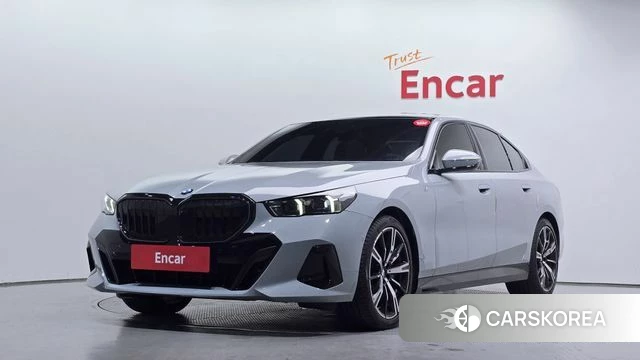 BMW 5 Series (G60) 2025 Светло-серебряный цвет из Кореи