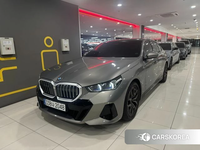 BMW 5 Series (G60) 2025 Песочный из Кореи