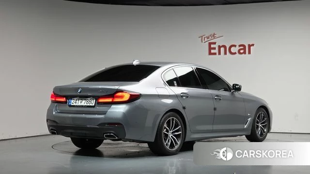 BMW 5 Series (G30) 2022 Серебристо-серый из Кореи