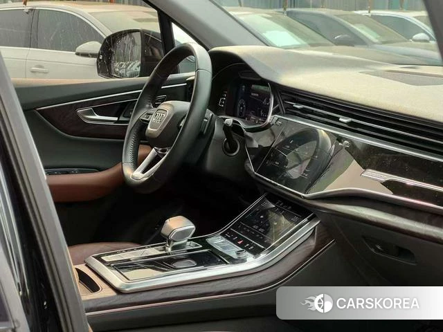 Audi Q7 2020 Черный из Китая