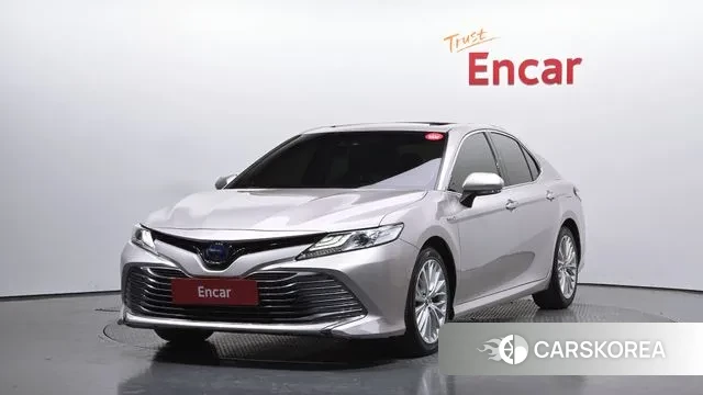 Toyota Camry (XV70) 2018 Серебристо-серый из Кореи