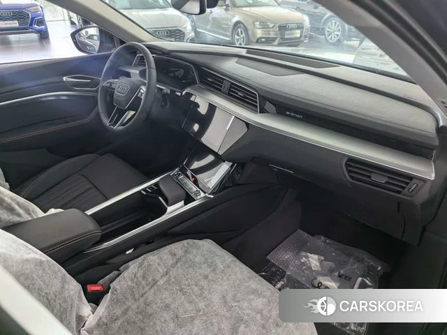 Audi e-tron 2026 Темно-серый из Китая