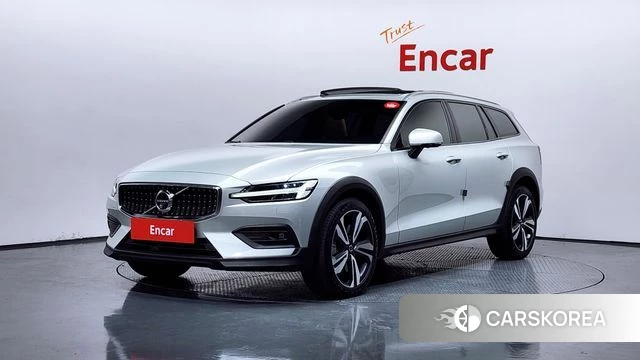 Volvo V60 Cross-Country 2nd Generation 2021 Белый из Кореи