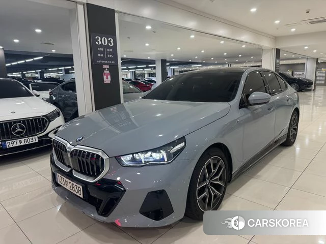 BMW 5 Series (G60) 2024 Светло-серебряный цвет из Кореи