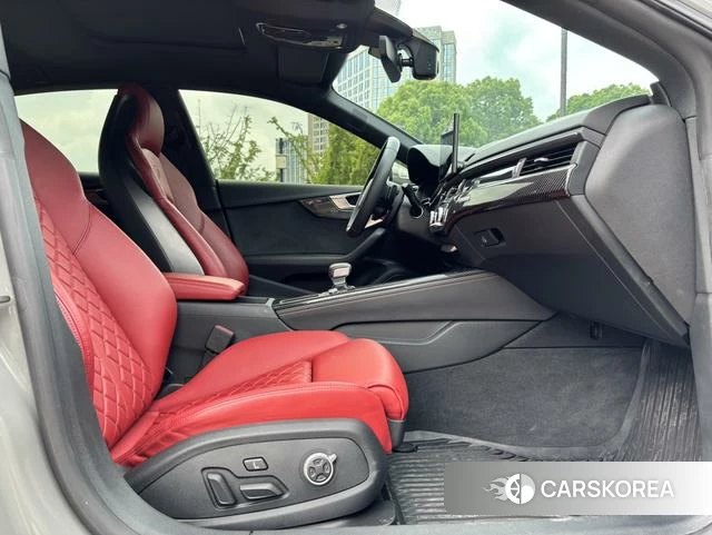 Audi S5 2023 Серебристо-серый из Китая