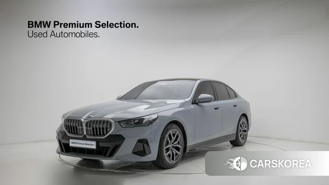 BMW 5 Series (G60) 2024 Небесно-голубой из Кореи