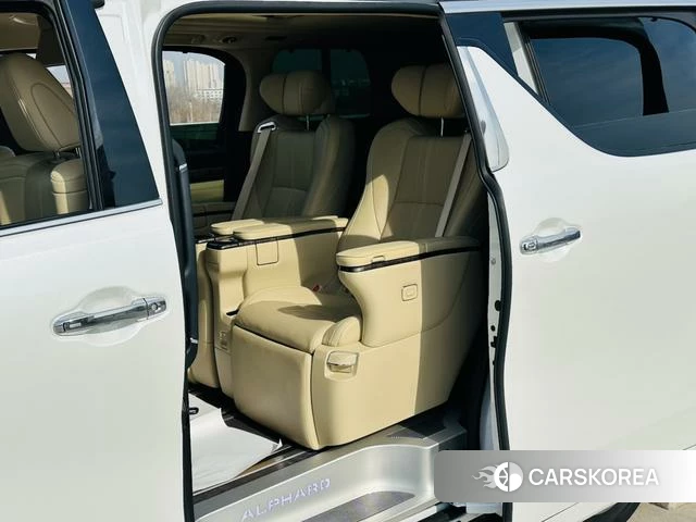 Toyota Elfa 2023 Белый из Китая