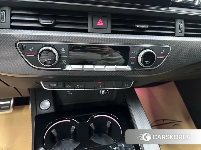 Audi A4L 2024 Темно-серый из Китая
