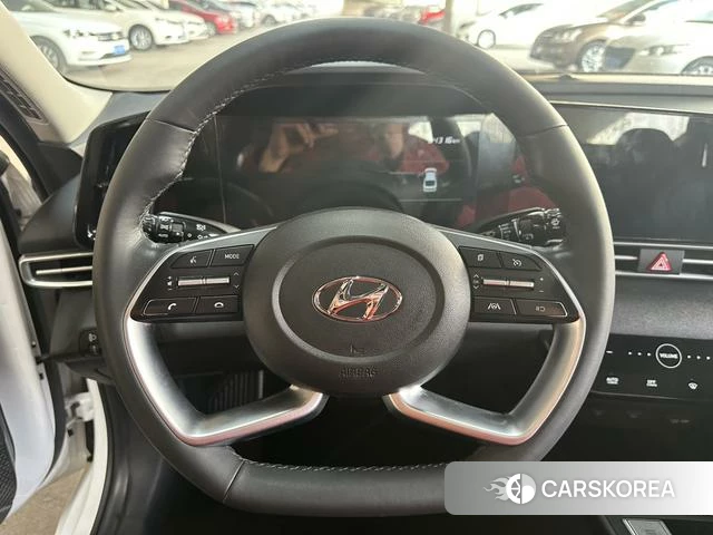 Hyundai Elantra 2023 Белый из Китая