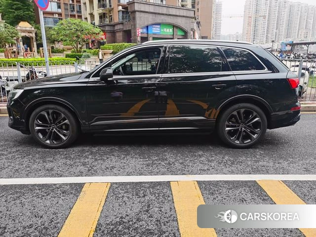 Audi Q7 2025 Черный из Китая