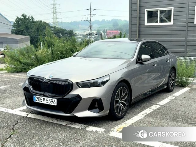 BMW 5 Series (G60) 2026 Серебристо-серый из Кореи