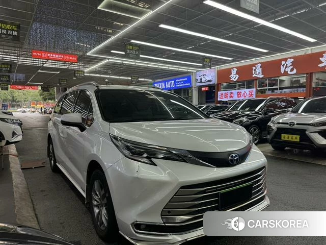 Toyota Saina 2023 Белый из Китая
