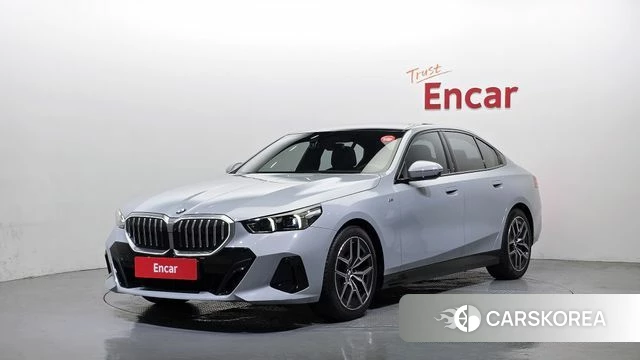 BMW 5 Series (G60) 2024 Светло-серебряный цвет из Кореи