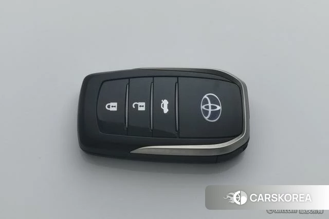 Toyota Corolla dual engine E+ 2019 Белый из Китая