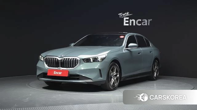 BMW 5 Series (G60) 2024 Небесно-голубой из Кореи