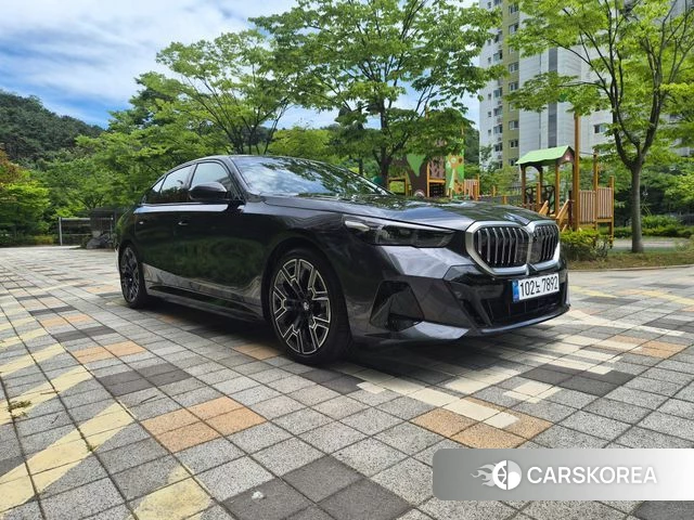BMW 5 Series (G60) 2026 Цвет тростника из Кореи