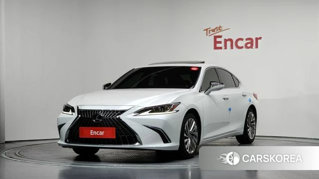 Lexus ES300h 7th generation 2023 Белый из Кореи