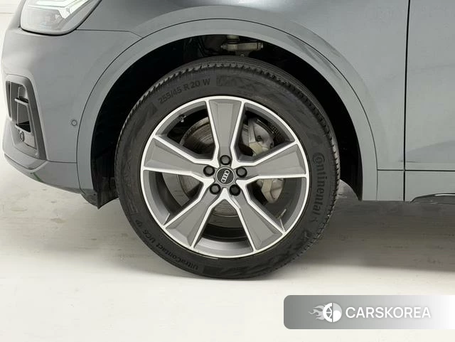 Audi Q5L 2021 Темно-серый из Китая