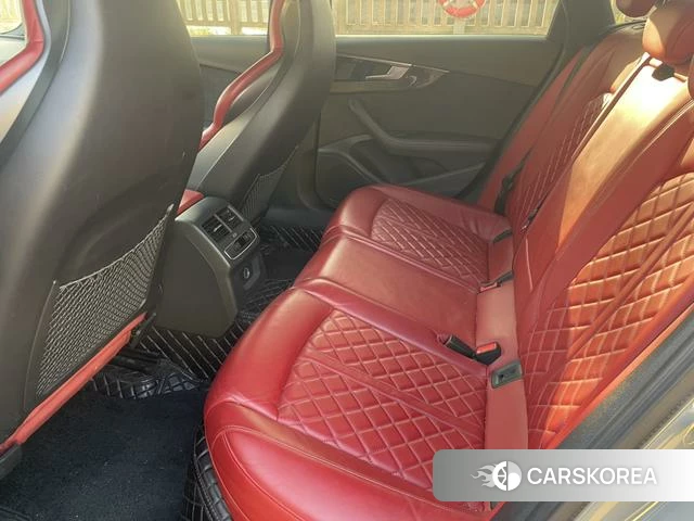 Audi S4 2021 Темно-серый из Китая