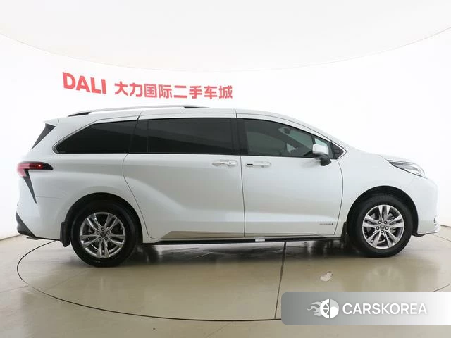 Toyota Saina 2022 Белый из Китая