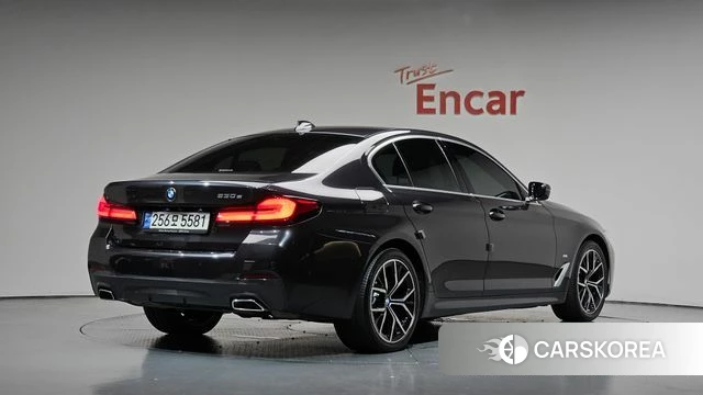 BMW 5 Series (G30) 2021 Черный из Кореи