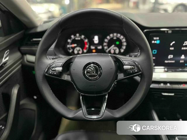 Skoda Octavia 2024 Белый из Китая