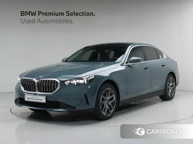 BMW 5 Series (G60) 2025 Небесно-голубой из Кореи